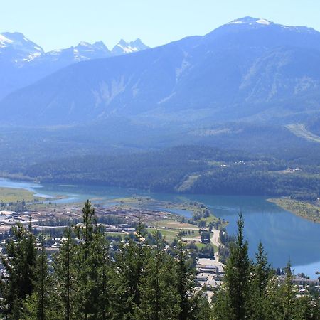 Alpenrose Revelstoke Bed & Breakfast Bagian luar foto