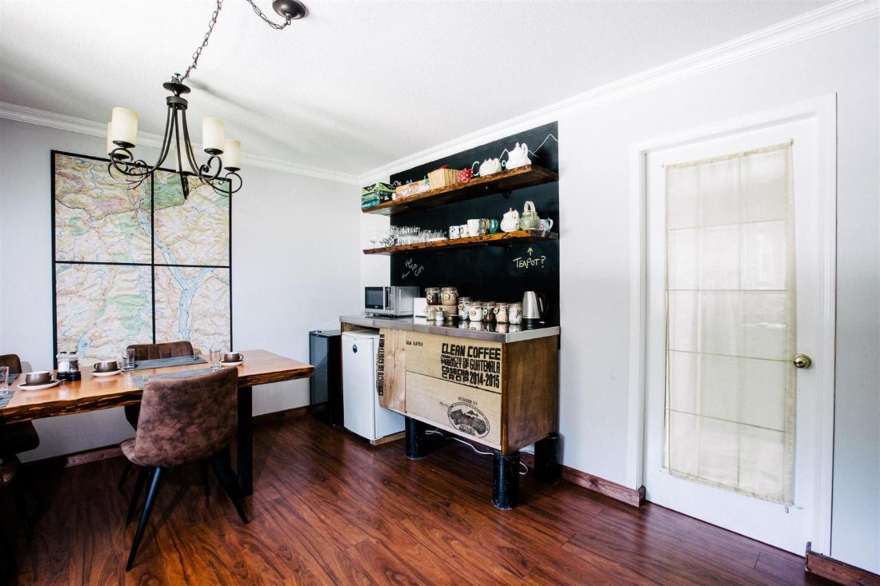 Alpenrose Revelstoke Bed & Breakfast Bagian luar foto