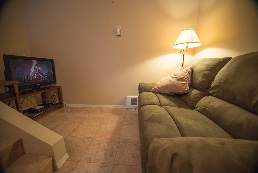 Alpenrose Revelstoke Bed & Breakfast Bagian luar foto
