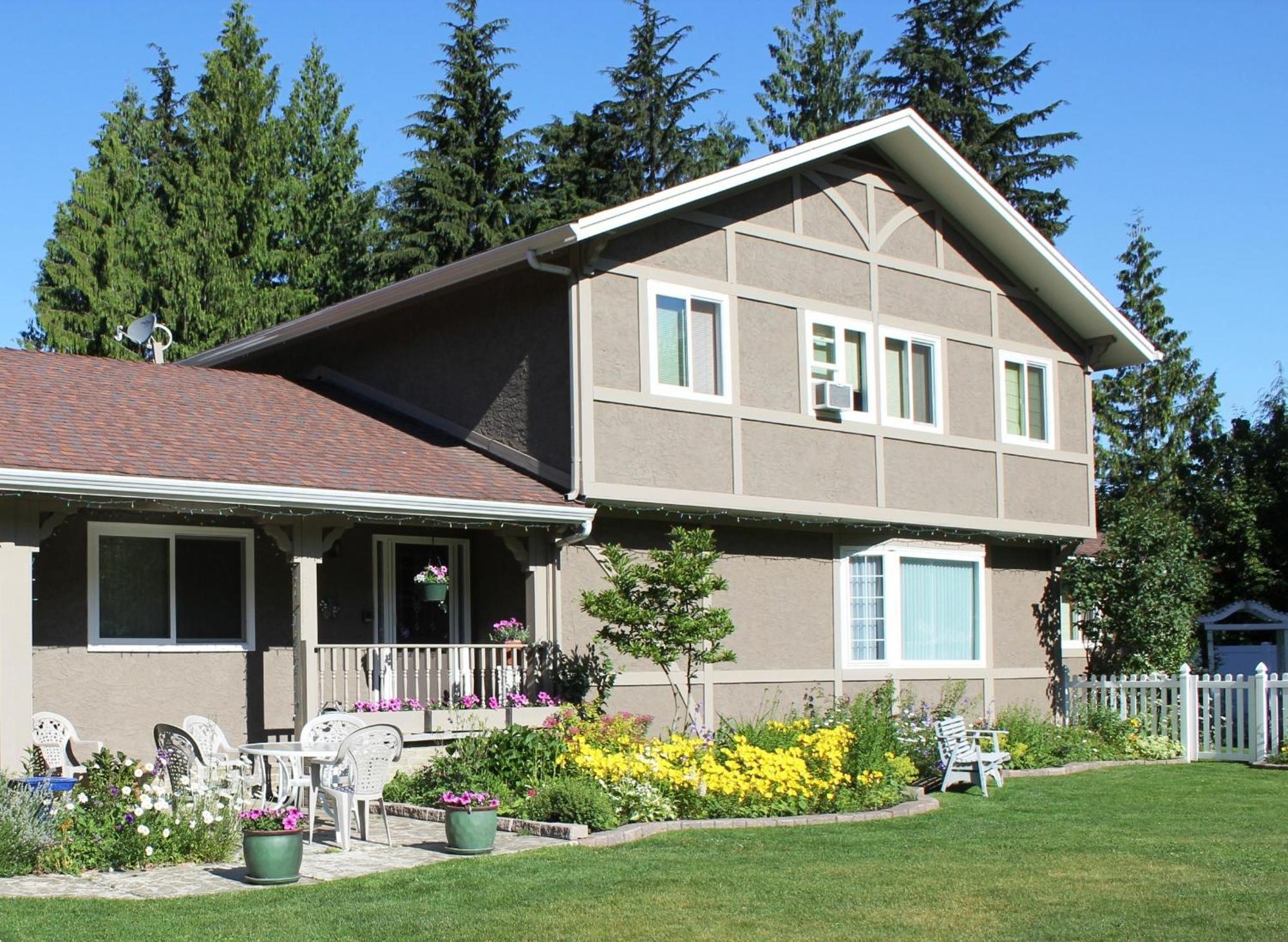 Alpenrose Revelstoke Bed & Breakfast Bagian luar foto