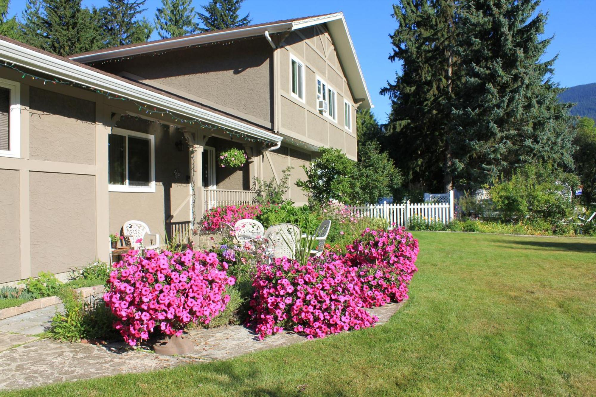 Alpenrose Revelstoke Bed & Breakfast Bagian luar foto