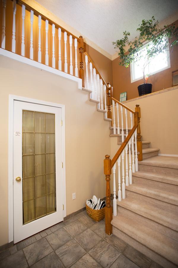 Alpenrose Revelstoke Bed & Breakfast Bagian luar foto