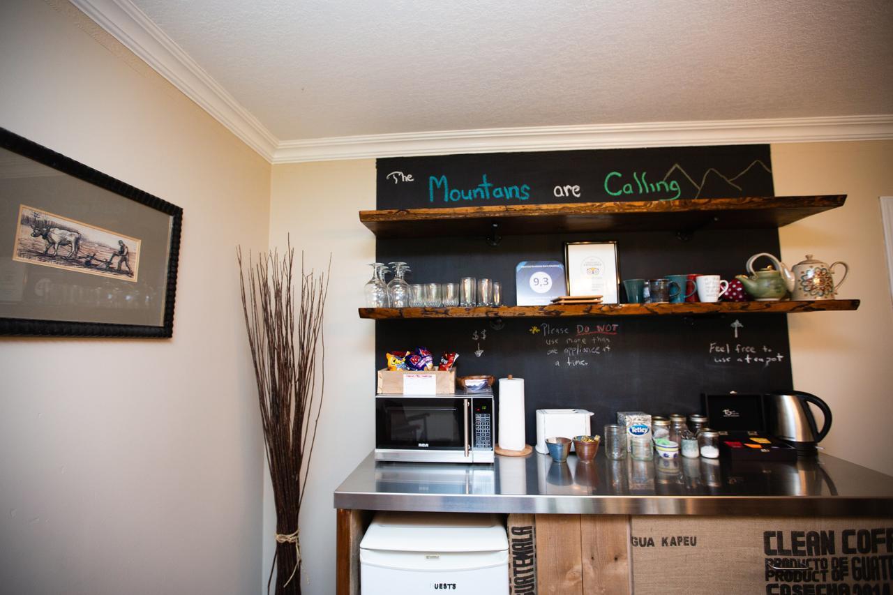 Alpenrose Revelstoke Bed & Breakfast Bagian luar foto