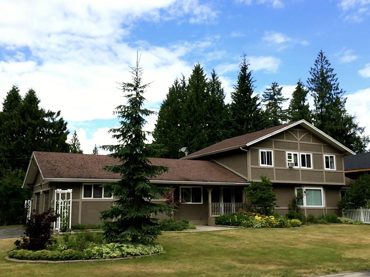 Alpenrose Revelstoke Bed & Breakfast Bagian luar foto